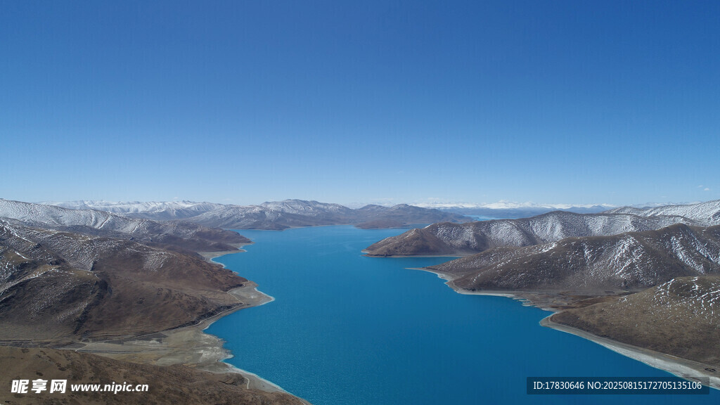 壯麗藍色湖泊與遠山景觀