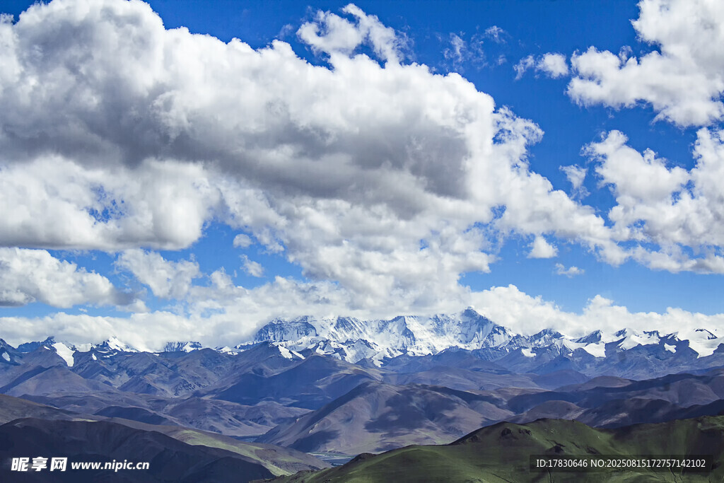壯麗雪山與藍(lán)天白云美景