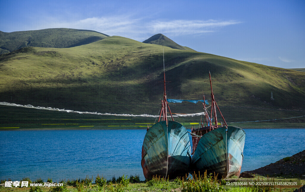 湖畔舊船與青山美景