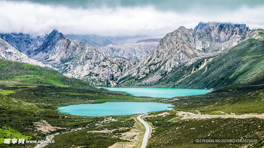 高山間的澄澈藍湖美景