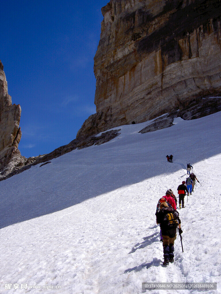 雪山徒步者的攀登之旅