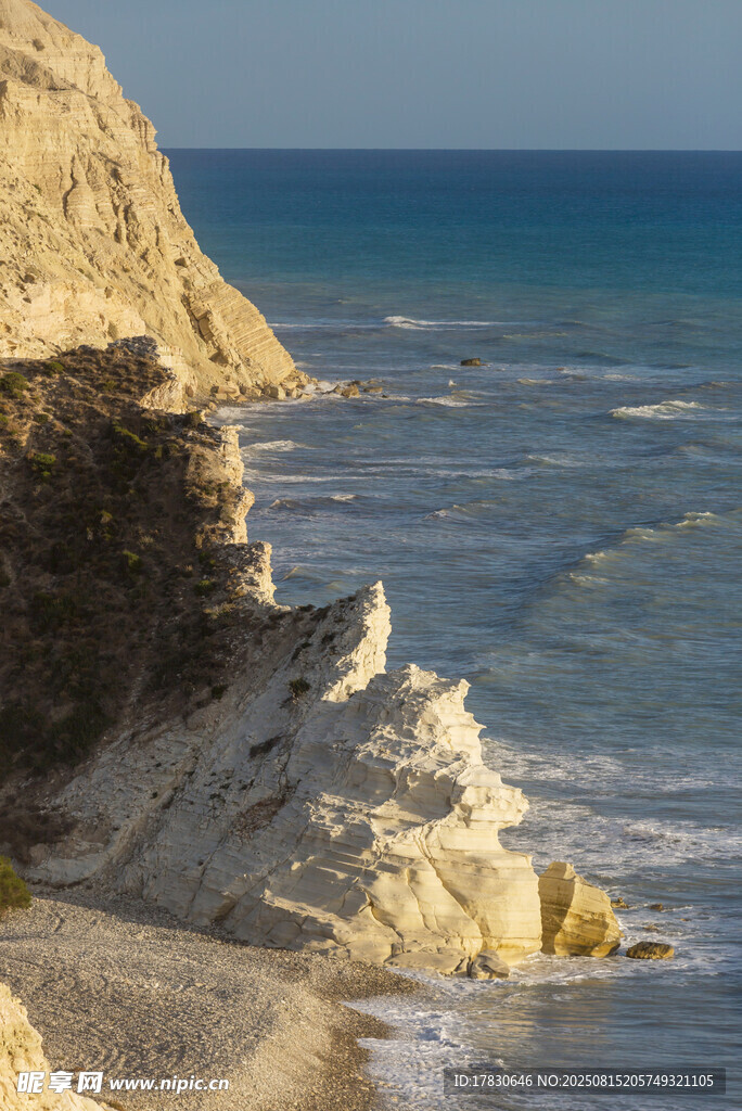 海岸邊的嶙峋巖石景觀