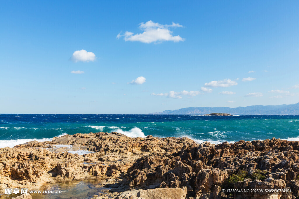 海邊嶙峋礁石與蔚藍(lán)大海