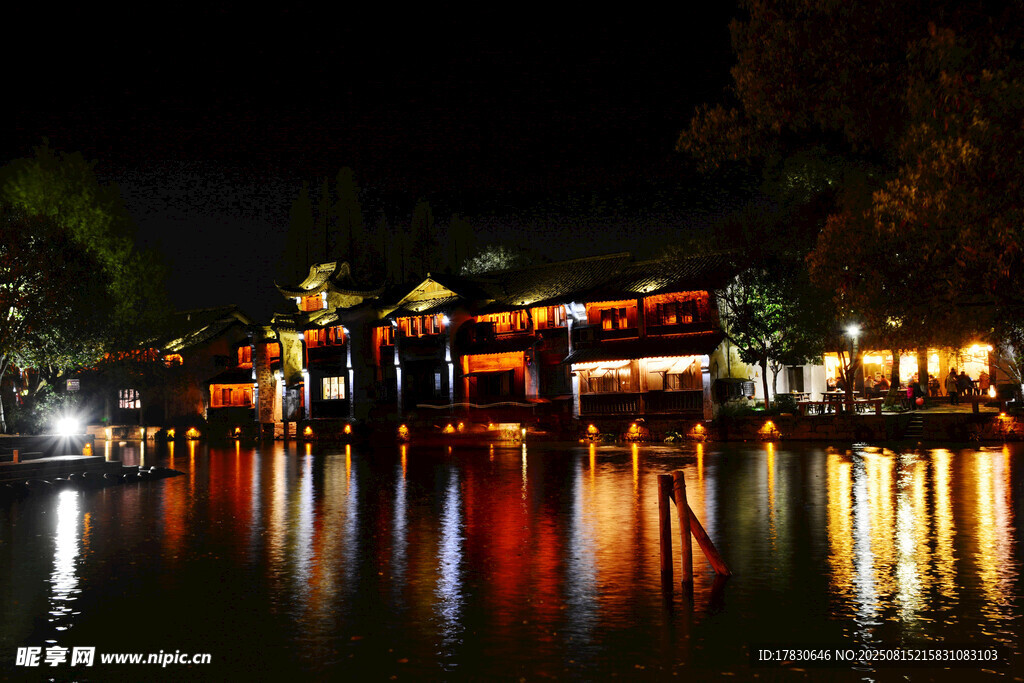 夜晚湖畔古建的絢麗倒影