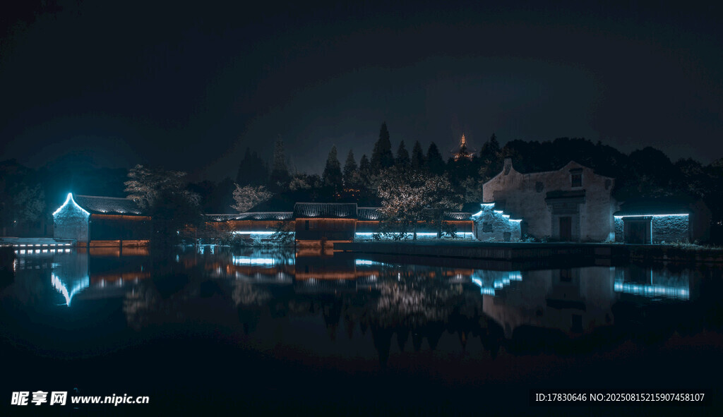 夜晚水鄉(xiāng)燈光倒影美景