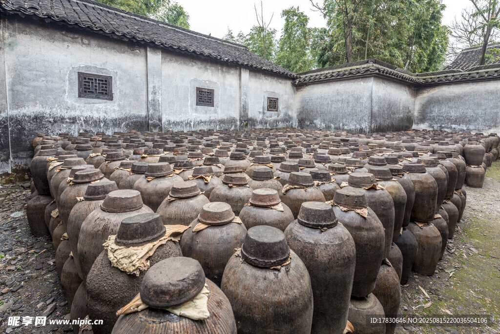 傳統(tǒng)酒壇堆放場(chǎng)景
