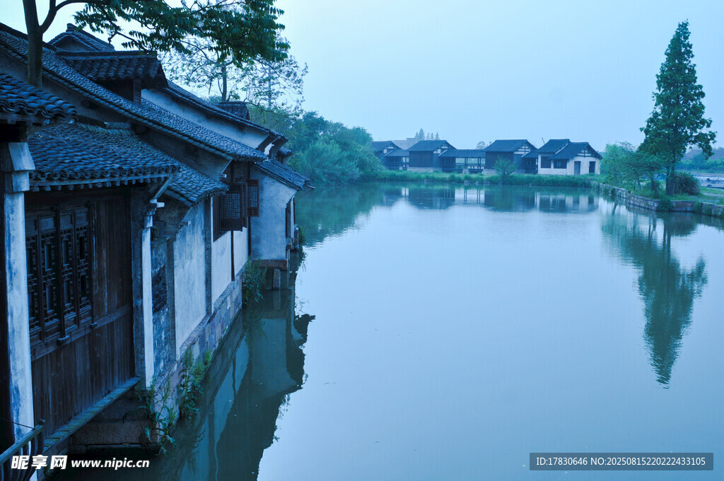 江南水鄉(xiāng)靜謐河道風(fēng)景