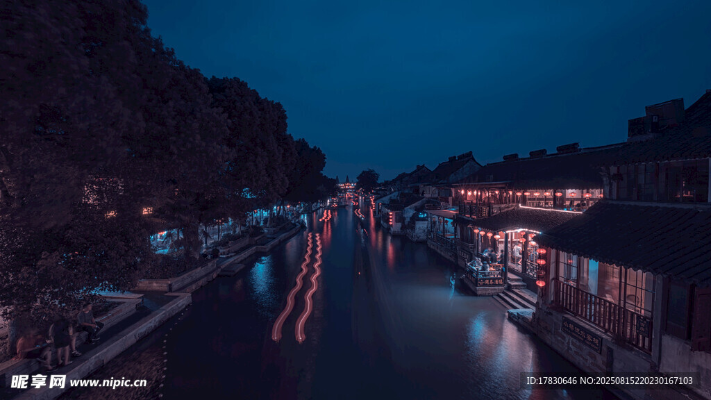 夜幕下的河畔迷人景致
