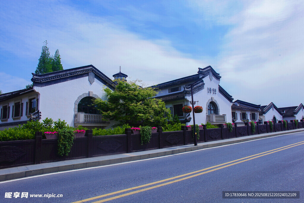江南白墻黑瓦街道風(fēng)景