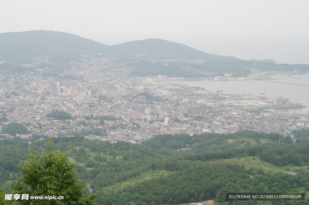 俯瞰山間城市景觀