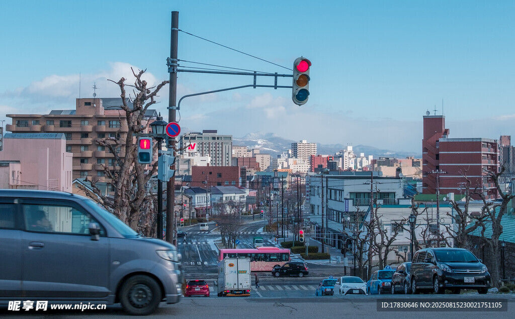 城市路口交通景象