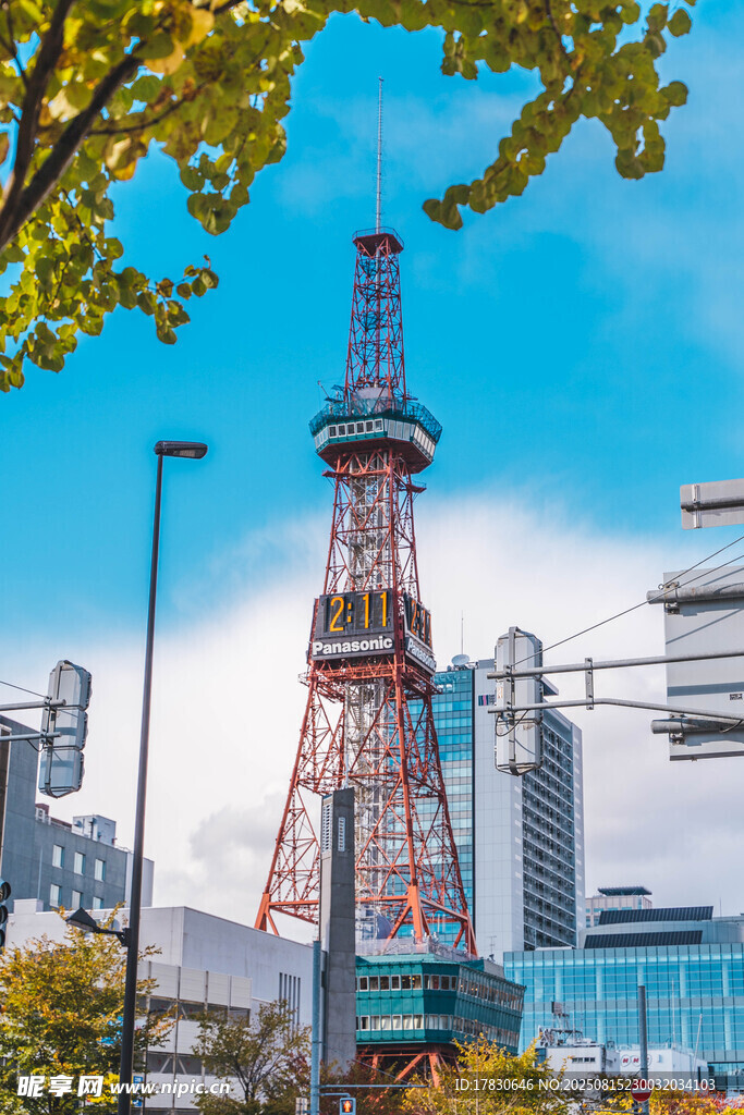 城市中的高聳電視塔