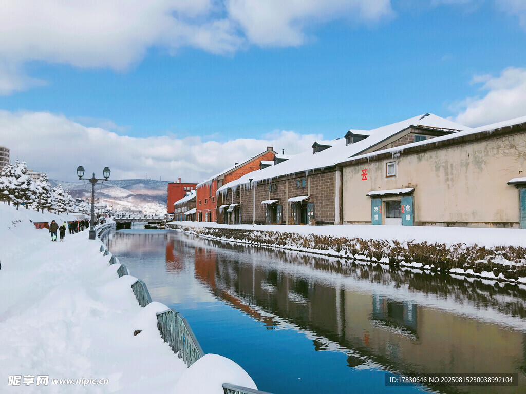 冬日河畔雪景中的靜謐建筑