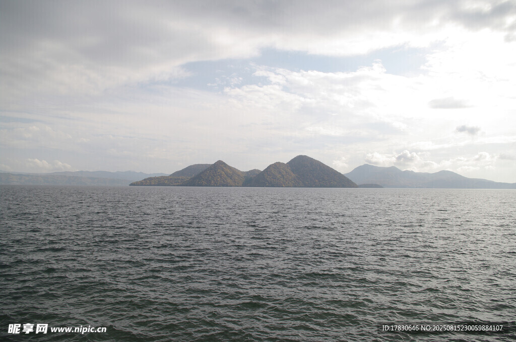 海上遠(yuǎn)眺島嶼風(fēng)光