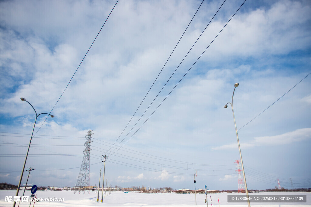 雪地中的高壓輸電線路
