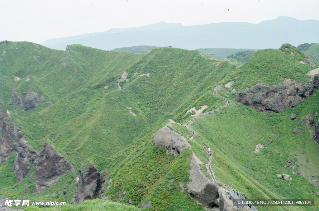 翠綠山巒間的蜿蜒山路