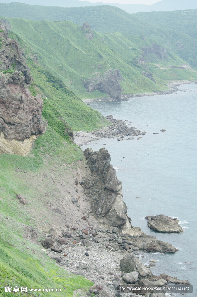 海岸邊的綠色山崖與礁石