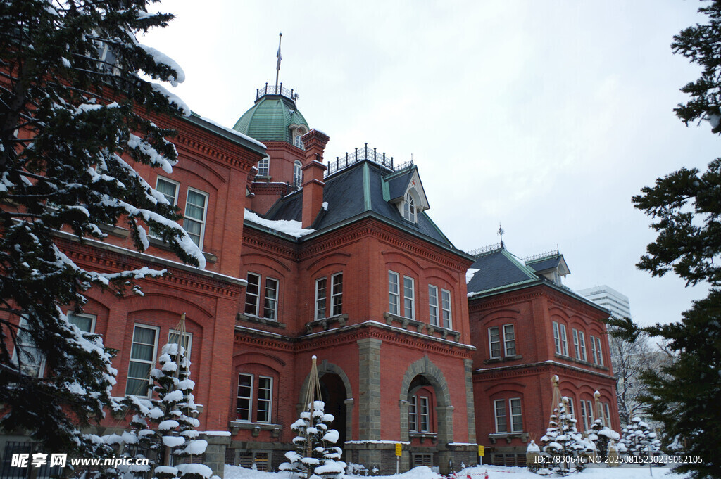 雪中紅頂建筑盡顯優(yōu)雅