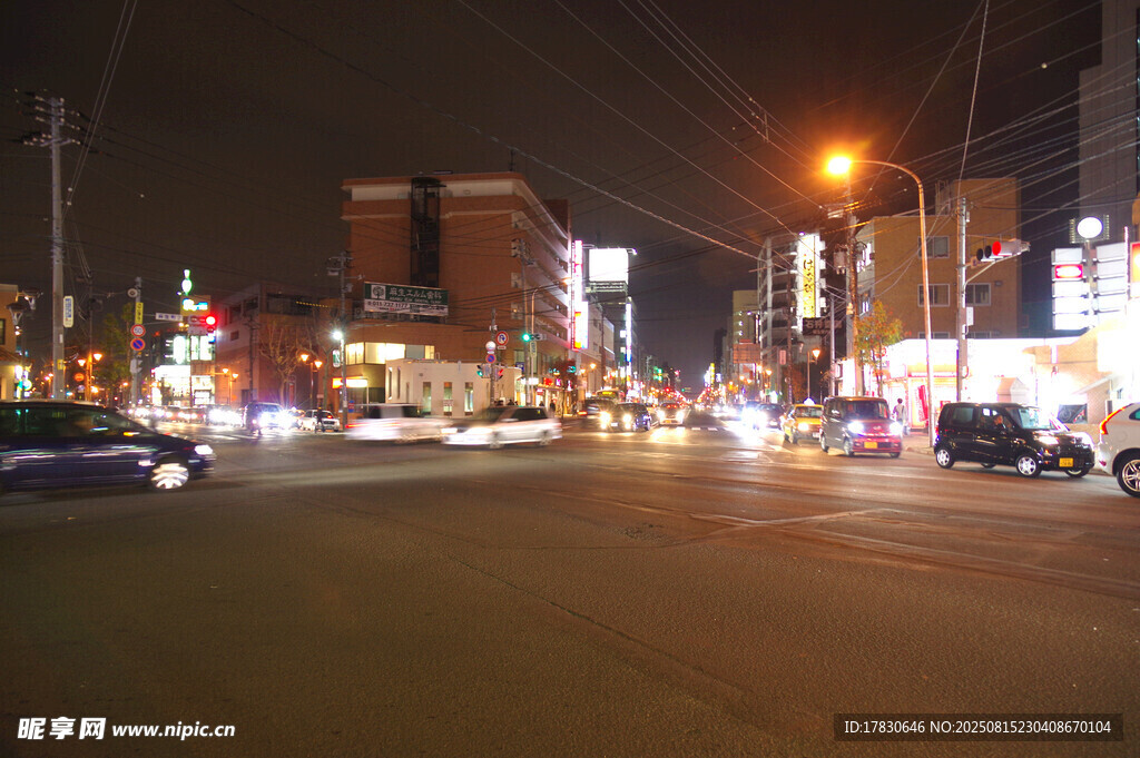 城市夜晚街道車流景象