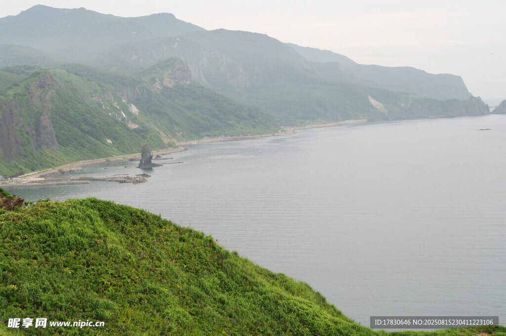 青山環(huán)抱下的寧靜水域