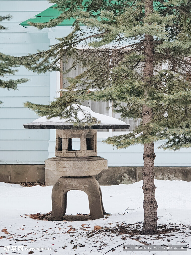 雪地中的古樸石燈籠