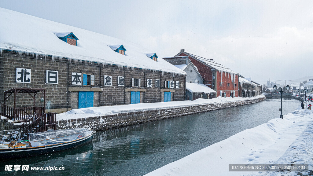 冬日河畔雪景中的古樸建筑