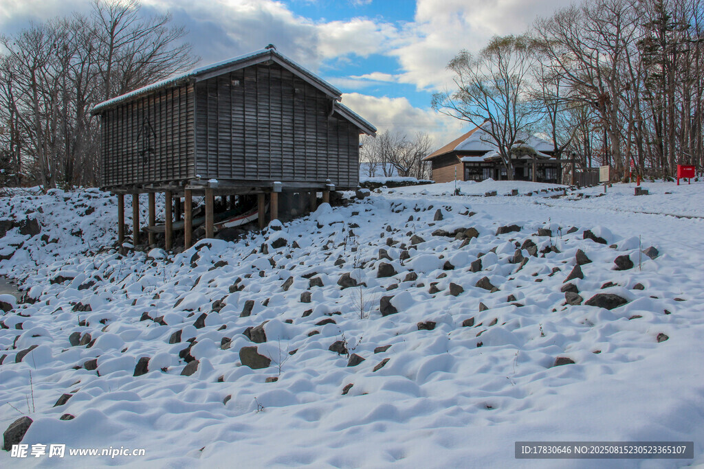 雪覆木屋的冬日鄉(xiāng)村景象