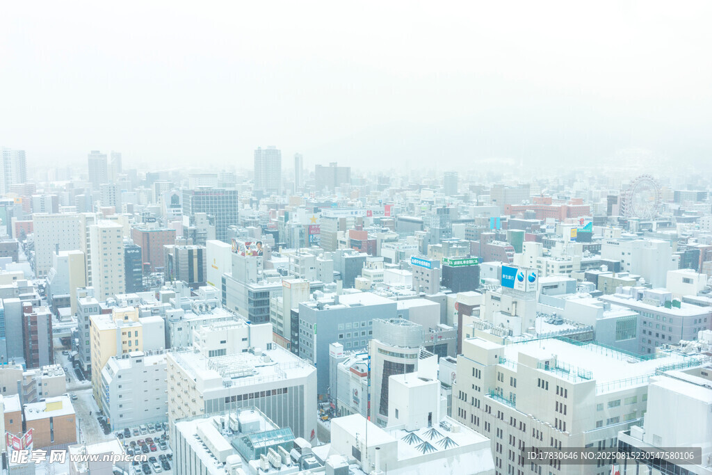 俯瞰雪后城市建筑群