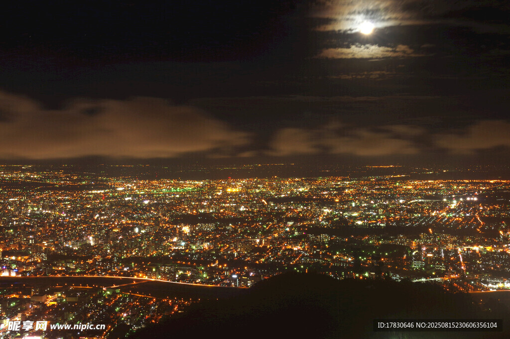 月夜下璀璨的城市夜景