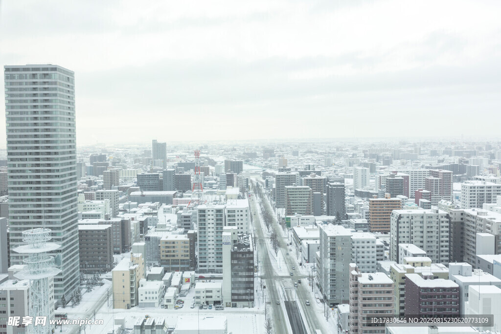 雪后城市高樓與道路景觀