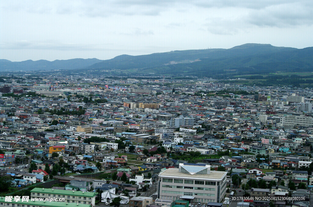 俯瞰城市與遠(yuǎn)山景觀