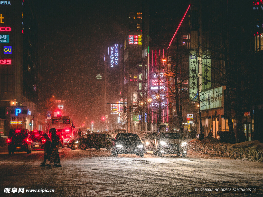 城市雪夜街頭的繁華景象