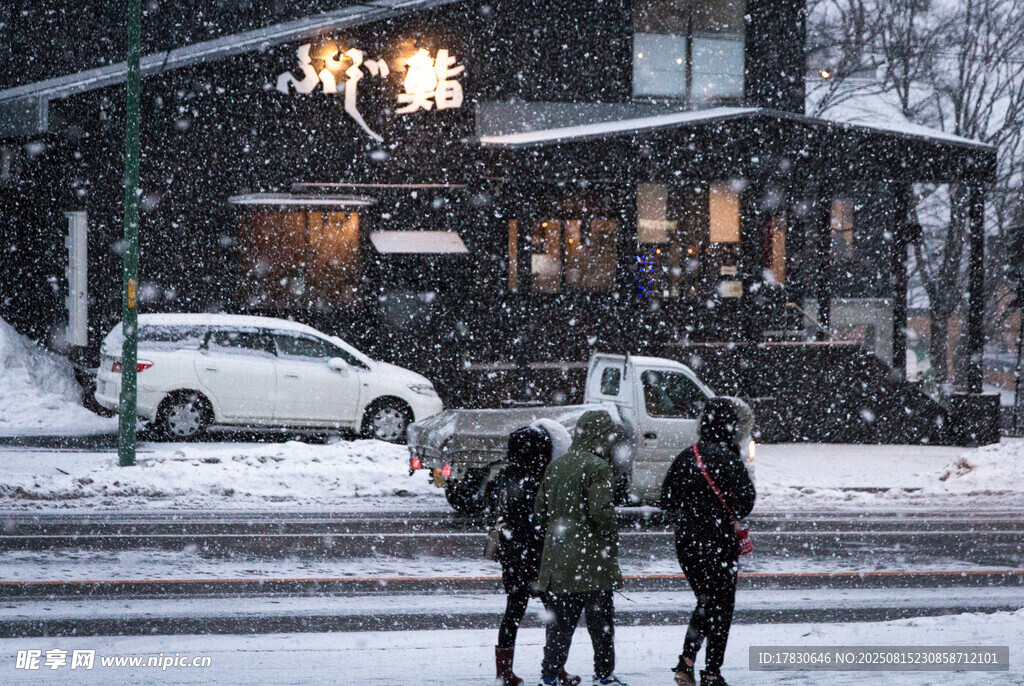 雪夜街頭的溫馨三人身影