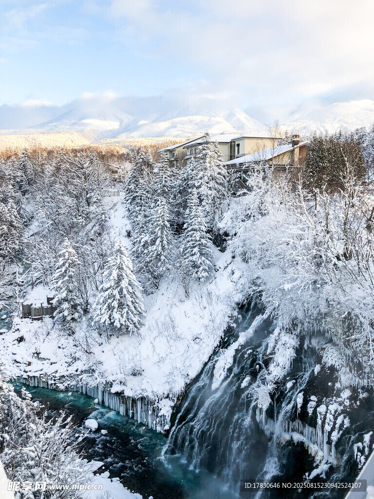 冬日冰雪覆蓋的壯麗瀑布