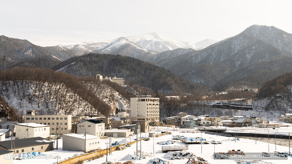 冬日雪景中的城鎮(zhèn)與山脈