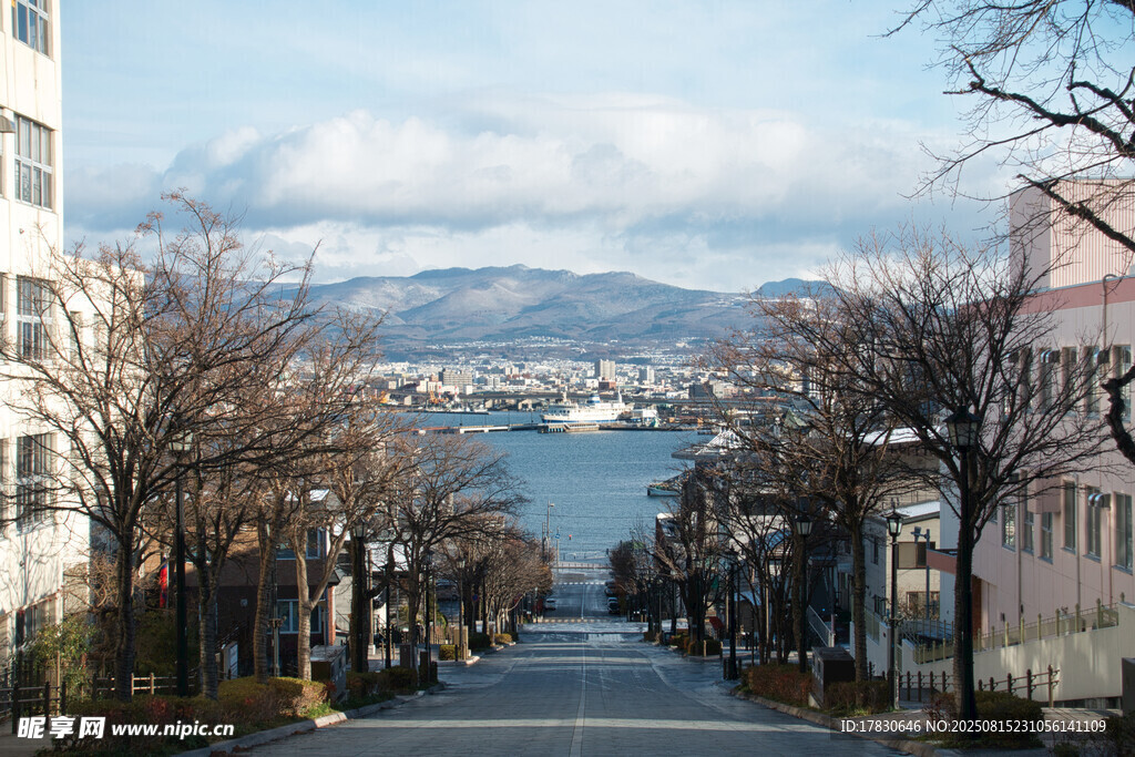 冬日街道盡頭的湖景風光