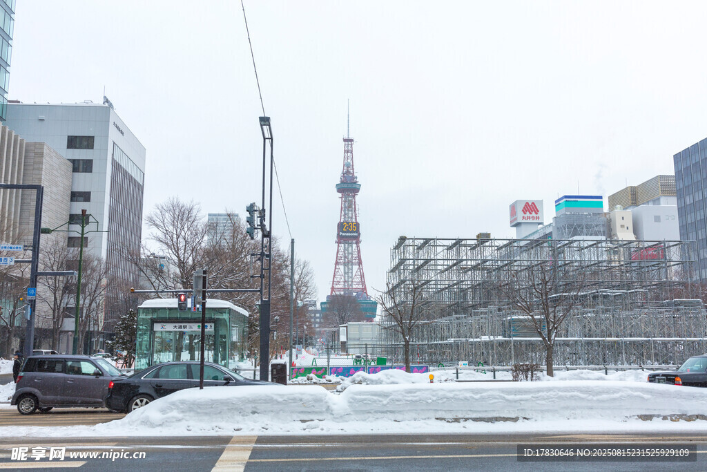冬日城市雪景中的高塔