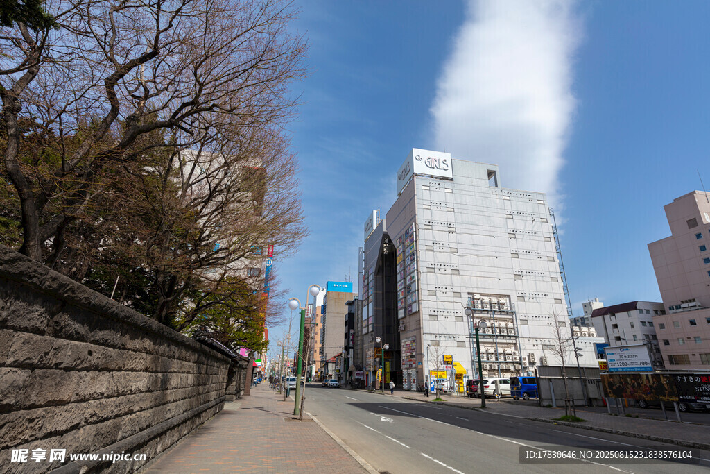 城市街道旁的建筑與藍(lán)天