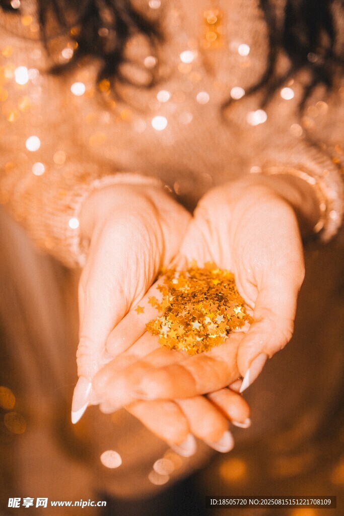 手中閃耀的金色碎粒