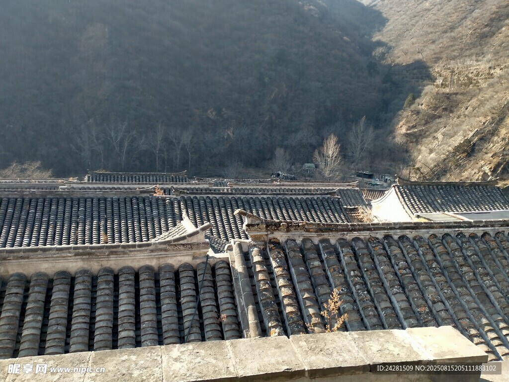 工業(yè)場景中的整齊排列設(shè)施