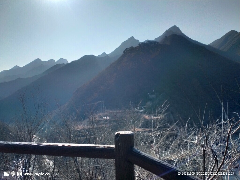 冬日山景木欄旁的壯麗風光
