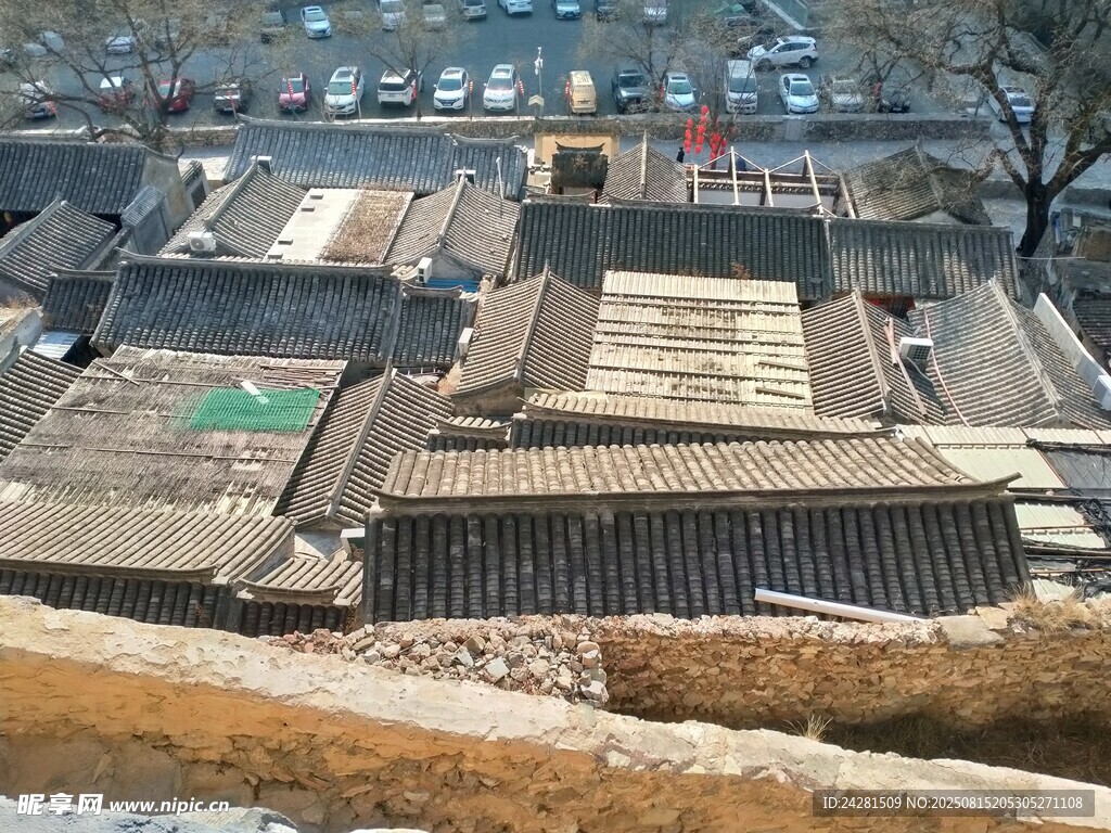 俯瞰古老建筑群爨底下村