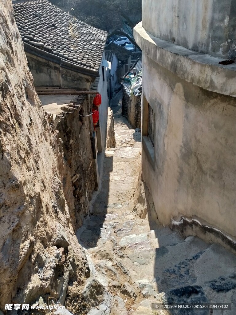 狹窄小巷中的生活場景爨底下村
