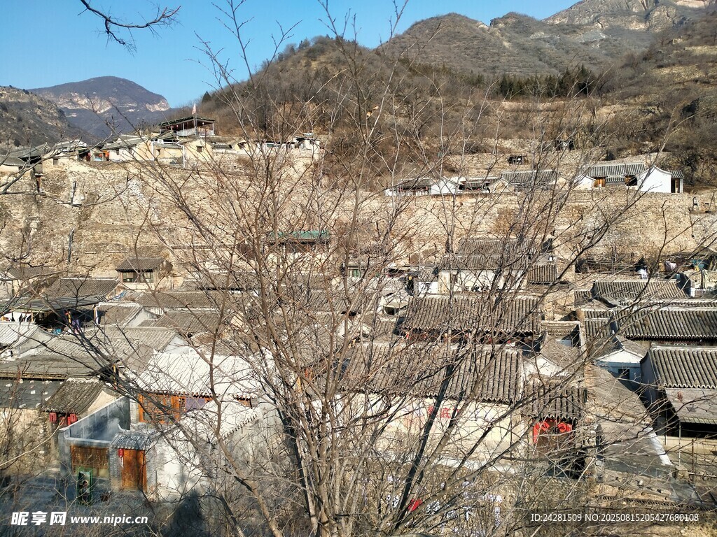 山村冬日景象