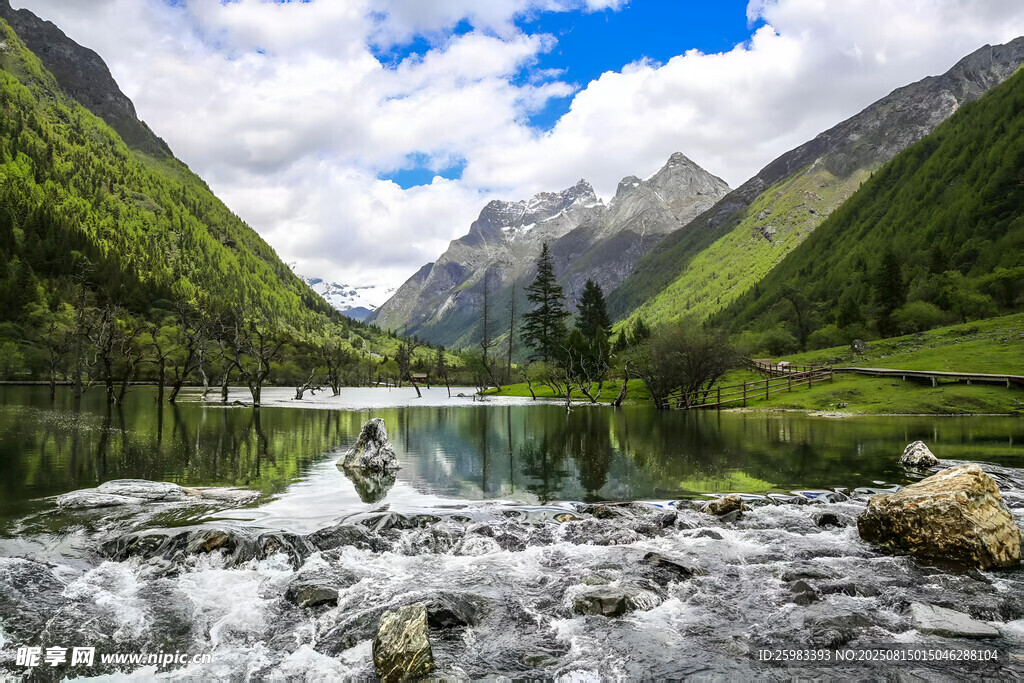 山間湖畔