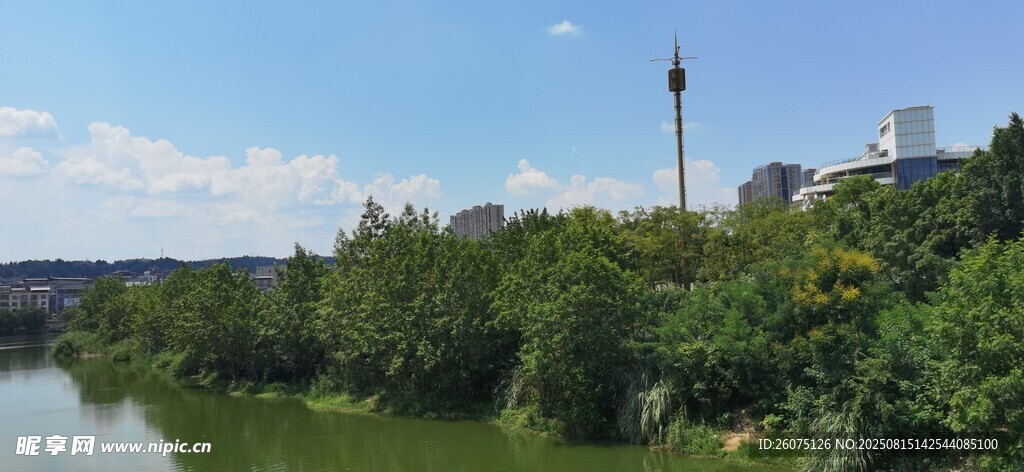 河畔綠樹(shù)藍(lán)天風(fēng)景如畫