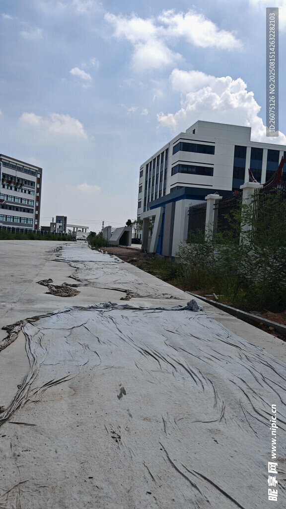 空曠廠區(qū)與新建公路道路場景