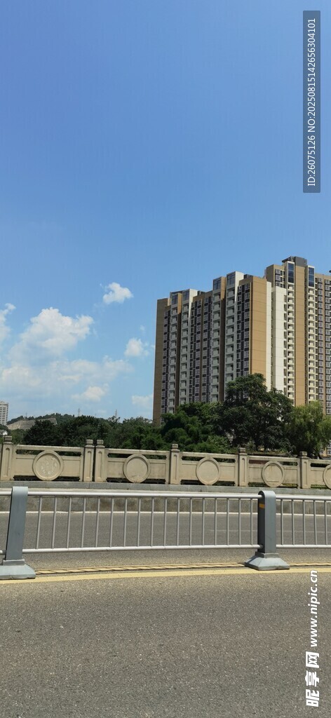 城市中高聳的現(xiàn)代住宅樓