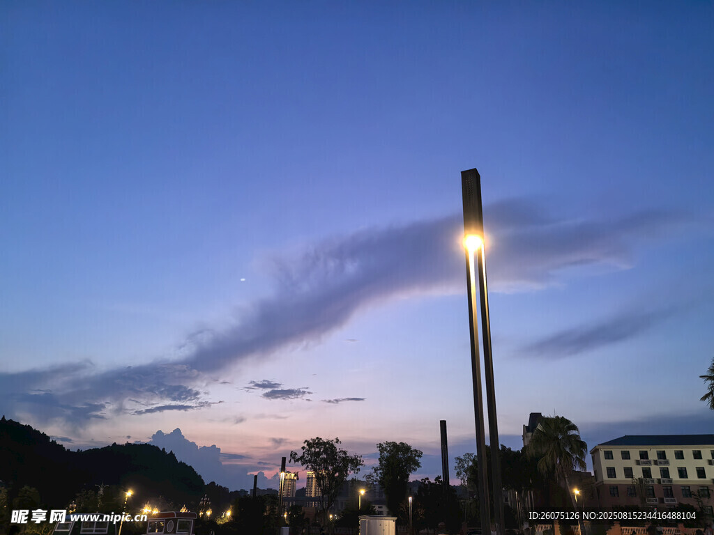 黃昏下的路燈與城市景致