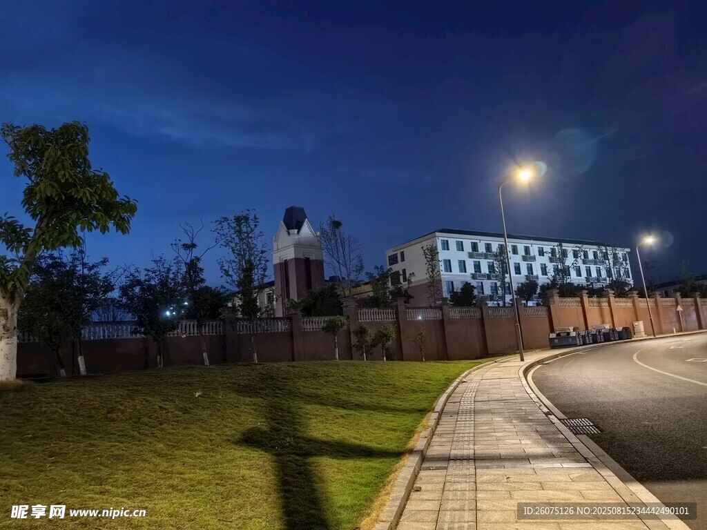 夜晚城市道路旁的景致